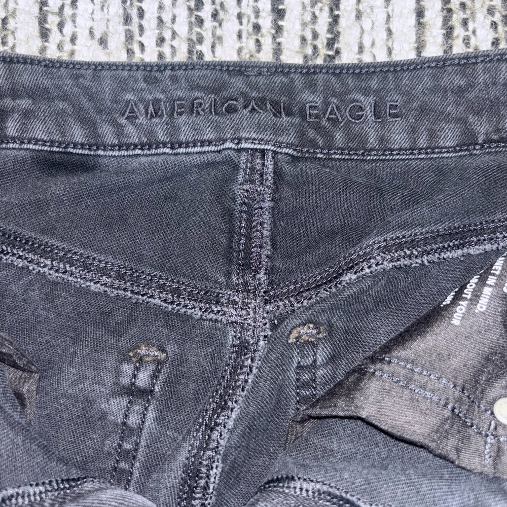 🇺🇸🦅 American Eagle 🦅🇺🇸Mom Jeans | Black Distressed | Size 2 Regular - Picture 5 of 6
